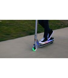 Razor Παιδικό Ηλεκτρικό Πατίνι Color Rave με μέγιστη ταχύτητα 12 km/h κατάλληλο για παιδιά 8 ετών και άνω σε χρώμα Silver