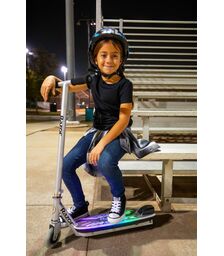 Razor Παιδικό Ηλεκτρικό Πατίνι Color Rave με μέγιστη ταχύτητα 12 km/h κατάλληλο για παιδιά 8 ετών και άνω σε χρώμα Silver