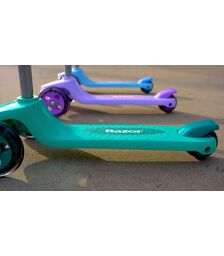 Razor Rollie Τρίτροχο παιδικό πατίνι με αφαιρούμενο καθισματάκι για παιδιά 2,5+ ετών σε χρώμα ροζ