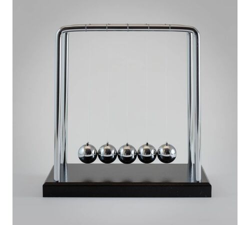 The Source Newton’s Cradle Η κούνια του Νεύτωνα
